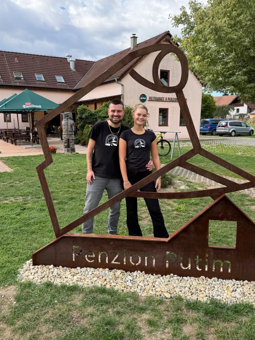 Hosté se fotí ve fotopointu ve tvaru Švejkovy čepice