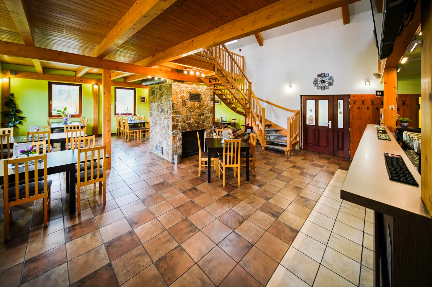Restaurace Penzionu Putim s kamenným krbem a dřevěnou galerií