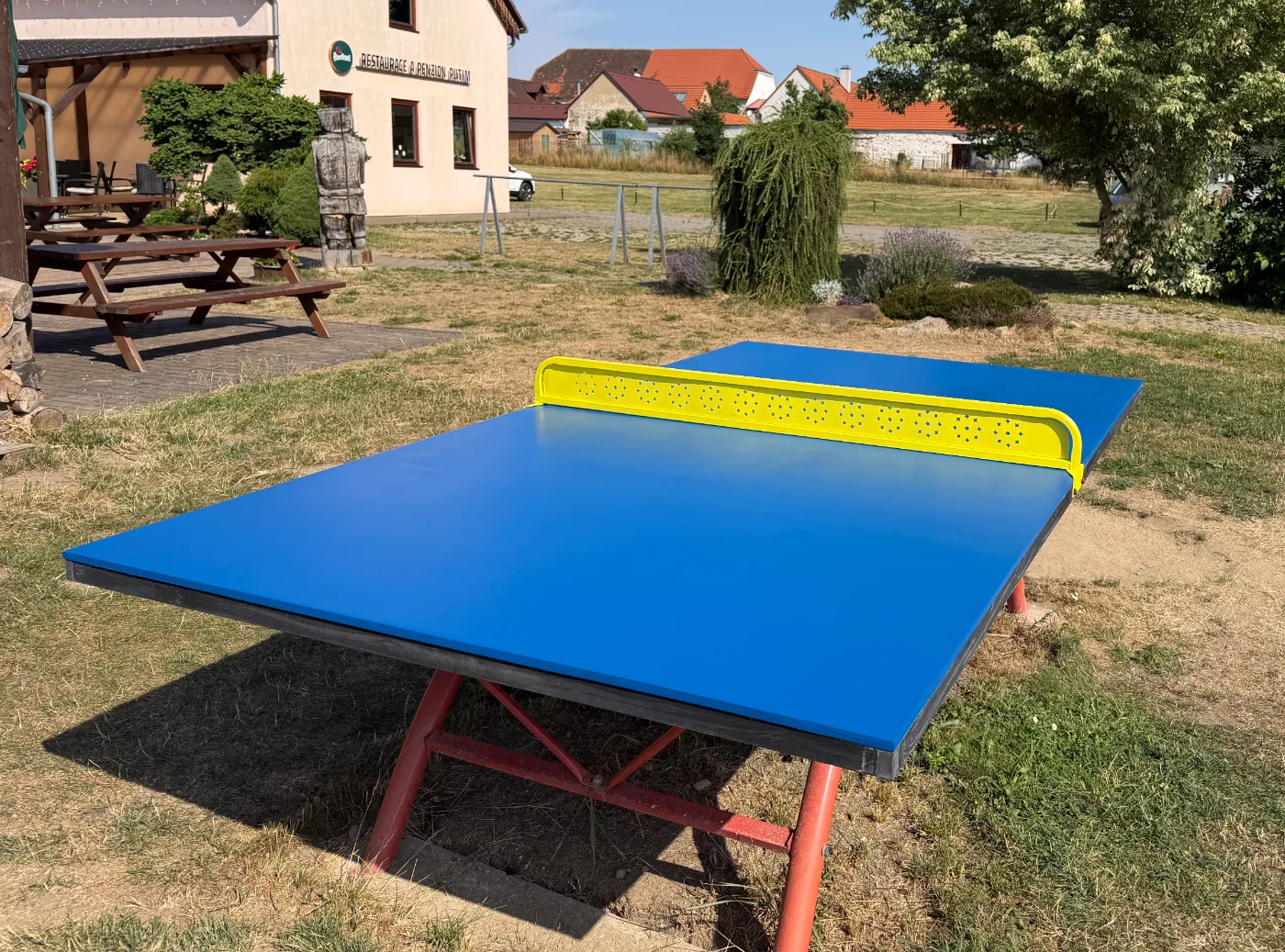 Venkovní stůl na ping-pong v areálu Penzionu Putim